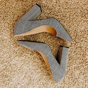 Size 7 heels. Super cute for a girls night out or to compliment an office outfit